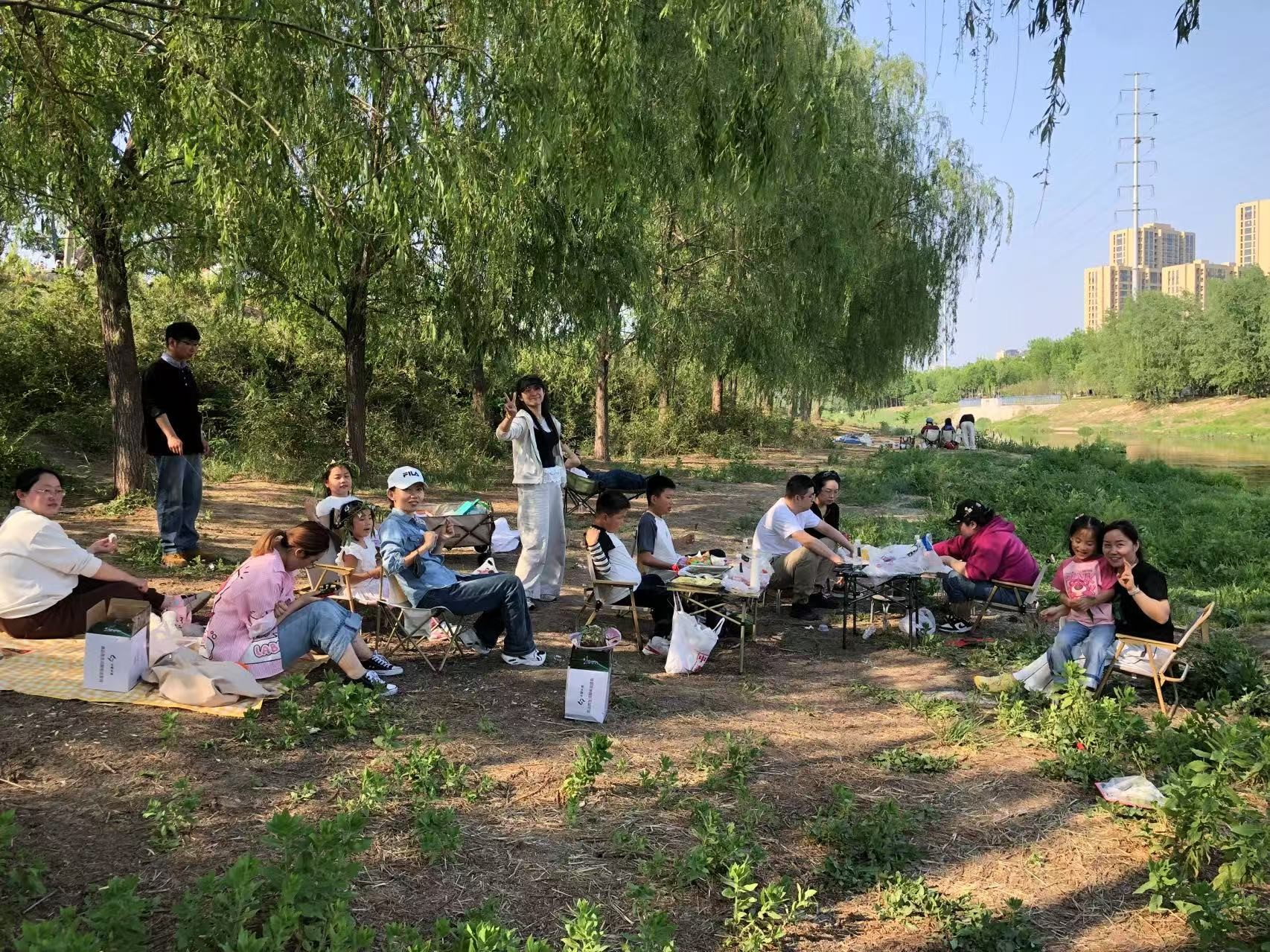 威龍公司銷售精英齊聚虞河畔 共度歡樂(lè)戶外露營(yíng)燒烤日