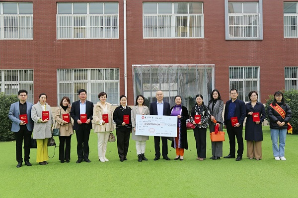 【綠地茵茵，情暖校園】威龍公司參與濰城實(shí)驗(yàn)小學(xué)捐款活動