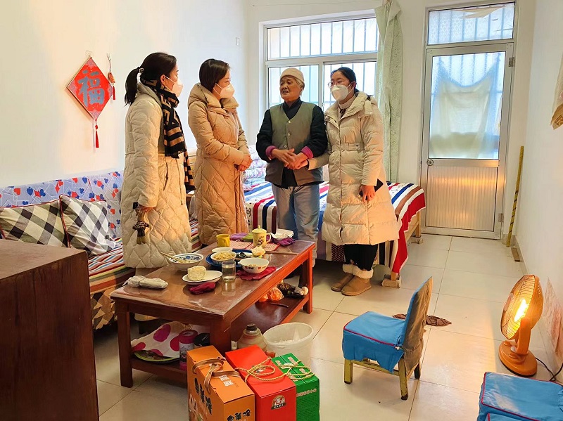 威龍公司春節(jié)進社區(qū)走訪慰問困難家庭